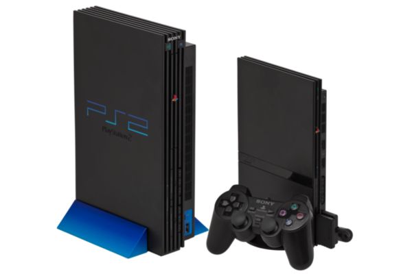  Imagem do console PlayStation 2 modelo original (esquerda) e modelo Slim com um controle (direita)