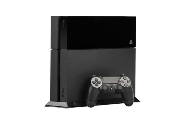  Imagem do console PlayStation 4 com um controle