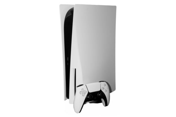  Imagem do console PlayStation 5 (com unidade óptica) em modo de repouso com o controlador DualSense