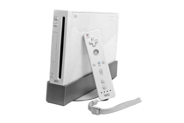  O primeiro modelo do Wii em sua base junto com o Wii Remote
